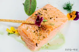 三文鱼不要再生吃，这样烤着吃，鱼肉鲜嫩多汁，太好吃图片