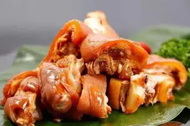 英国老外在中国买了个猪蹄，结账时愣住了，惊讶：中国人这么好？图片