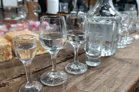 网上流传的4个“鉴别白酒”的小技巧，是真的么？别再被忽悠了！图片