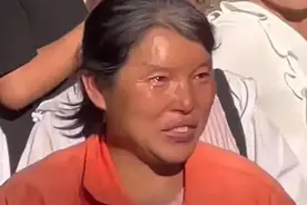 环卫工妈妈撕碎了谁的心？！她羞愧又难过，与高考儿子相拥而泣图片