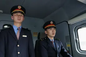 超帅气火车司机专属“手势舞”，你一定没见过！图片