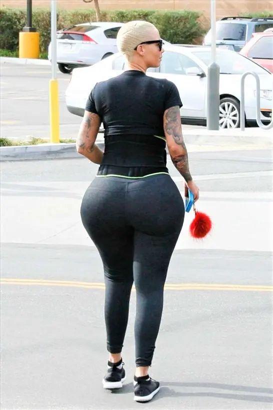 如果你问她们这么大的屁股走起来会不会有负担,她们只会心满意足操着