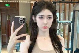 中国女孩给俄罗斯士兵送饮料，士兵没有厉声吓退，而是害羞的收下图片