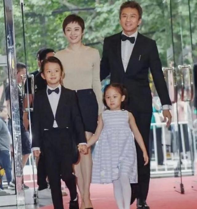 曝邓超出轨19岁嫩模！花千万掩盖丑闻，孙俪深夜发文：再见婚姻！
