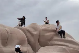 多名游客攀爬甘肃“大地之子”雕塑打卡拍照，文广旅局回应图片
