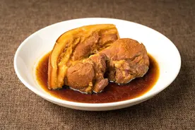 别再被卤肉“发黑”忽悠了，专家教你三招保鲜大法！图片