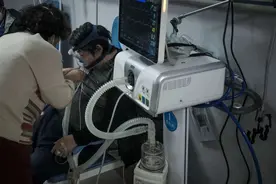 医院缺人、缺床、缺药，重症高峰中，普通人该如何保护自己？图片