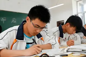 男生进入高中后，为何迅速超越女生？班主任说出实情图片