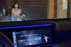 女生给前来接她的老公带了一条烟，男子接过香烟很感动：选对人了图片