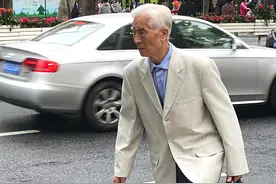 男人到五六十岁，一定要杜绝：衣穿花、发凌乱，这样打扮才不油腻图片