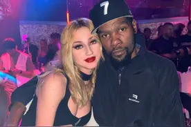 艳福不浅!杜兰特希腊度假泡夜店,遇白人美女追星搂搂抱抱贴面合照图片