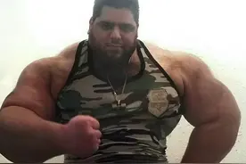 365斤“伊朗绿巨人”拳台首秀，2分钟就被KO，一身腱子肉全靠P图图片