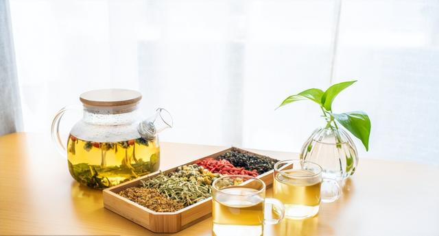 那么我们到了秋天也要以平静,淡然,乐观养生,冬季要以养精蓄锐,为春暖