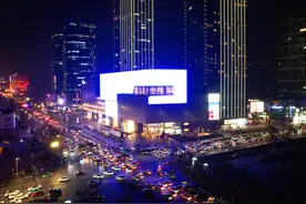 各家商场熙熙攘攘，过节“氛围感”已拉满图片