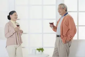 五六十岁的女人还会有桃花运，都是有原因的图片