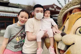 丁俊晖抱女儿晒全家福！富2代妻子美艳，35岁任要职身家上亿图片