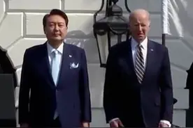 尹锡悦为何被韩国民众批“屈辱外交”？丨凤凰观察图片