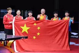 马琳如释重负！女乒主帅举起亚锦赛冠军奖杯，开心的像个孩子一样图片