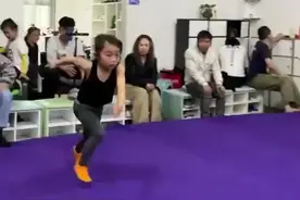 贵州六盘水：8岁女孩成功完成空翻转体1080度，未来可期图片