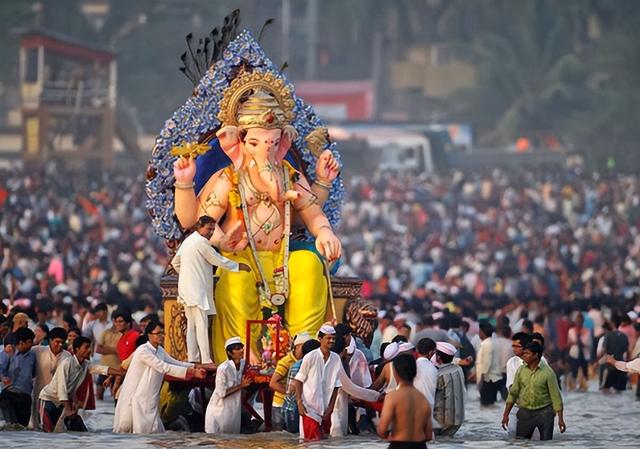 "象头神"男孩真的是"神明"化身吗?这种传说又是从何而来的?