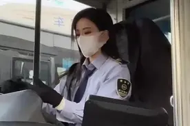 西安“公交西施”走红网络，网友挤爆900路公交，只为一睹芳容图片
