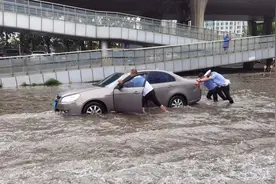 大连开发区持续降雨 ​公安交警启动应急预案图片