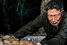 1951年，一宁波老汉挖开儿子坟墓，取出破箱子直送北京，惊动中央图片