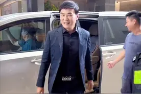 55岁焦恩俊形象大变，长发披肩大腹便便认不出，商演捞金人气低图片