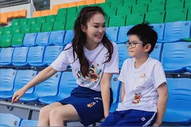 范文芳母子逛足球场，穿亲子装手拉手像情侣，8岁儿子五官像学霸图片