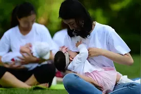 宝宝哭闹时为啥竖抱后立马就停止哭闹？原来和宝宝的智力发育有关图片