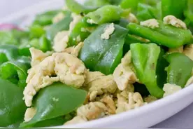 青椒炒鸡蛋的家常做法，鲜香入味，好吃营养又下饭，一盘不够吃图片