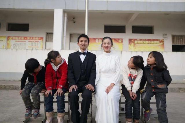 他大学毕业后，去偏远山区支教，月薪880元，他坚守11年，为啥？