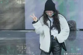 杨幂竟然把“皮裤”又带火了，意外的高级显瘦，配平底鞋都好看！图片