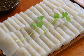 买肉剩下的猪皮千万不要扔 ，随便加工一下，就是抢手的一道菜！图片