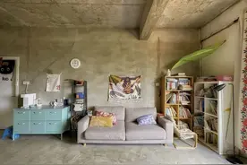 一家四口的500㎡毛坯房：为省钱，连腻子都不刮直接住，也是服了图片