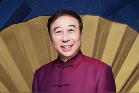 65岁冯巩身体令人担忧，走路一瘸一拐被搀扶，脸色蜡黄满是皱纹图片