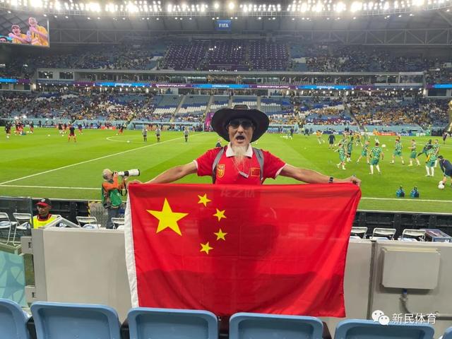 卡塔尔偶遇“中国第一球迷”罗西