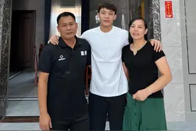 4年3冠光宗耀祖！徐杰给父母盖别墅，175女友模特身材太令人羡慕图片