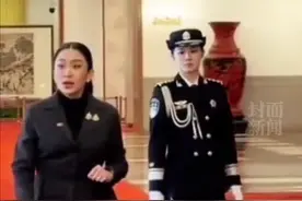 泰国总理佩通坦访华，中国"最美女保镖"严月霞贴身保护，眼神犀利，美飒全场，曾一人打败5个日本空手道冠军图片