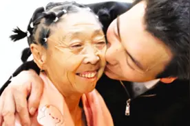 26岁小伙娶58岁老太，25年后竟遭到老太的抛弃？有爱还不如有钱？图片