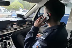 上班期间，民警为何狂打电话？图片