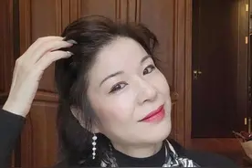 四五十岁的女人，化妆品用4样就够，自然又得体才显年轻图片