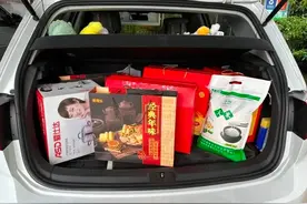 春节返乡，后备箱里满满的全是爱！图片