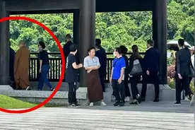 95岁李嘉诚坐轮椅到寺庙，周凯旋贴身照顾，扶着他跪拜佛图片