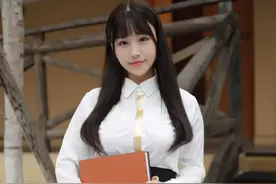 黑白色，售楼小姐姐的认真，甜美欢迎图片