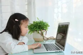 五六岁的孩子喜欢阅读课外书，应该给孩子选择电子书还是纸质书？图片