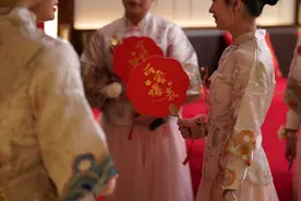 被看见的新职业 | 00后“职业伴娘”：用亲密的身份陪伴，见证她们的幸福图片