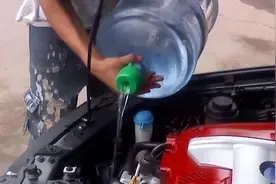 油里混了近九成的水，开一公里就抛锚，加油站还能这么搞？图片