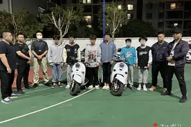 求刺激？徐闻“精神小伙”飙车炫技！视频太吓人了...图片