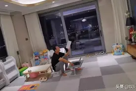 郑恺在家看电影，客厅满是女儿的物品，baby送的学步车也在图片